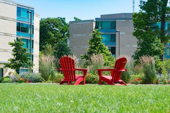 奥克斯宿舍楼前的红椅子.