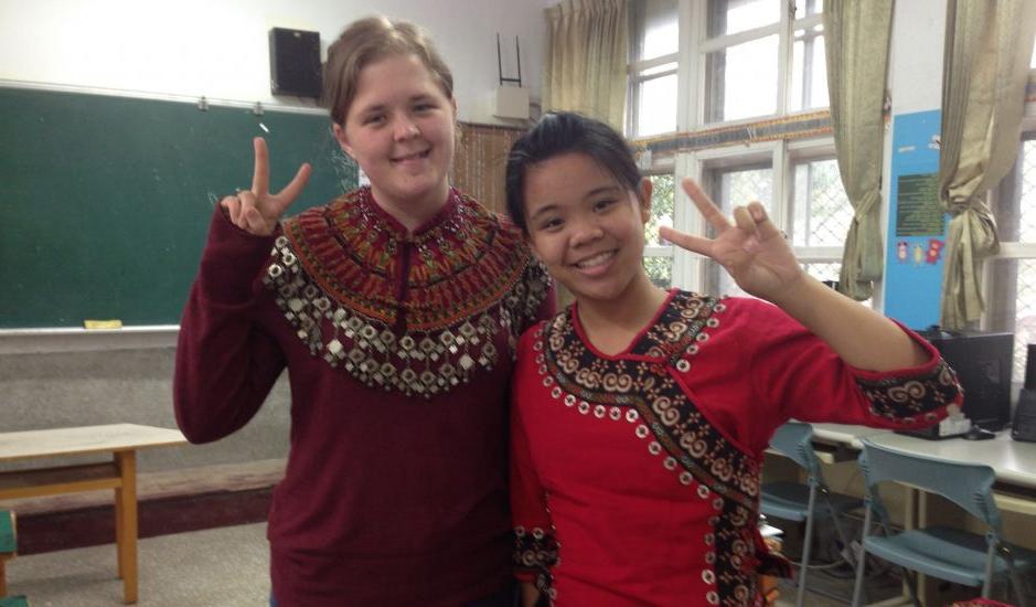Jessie Bingaman ?16戴着传统的排湾领，和她六年级的学生安妮在一起...
